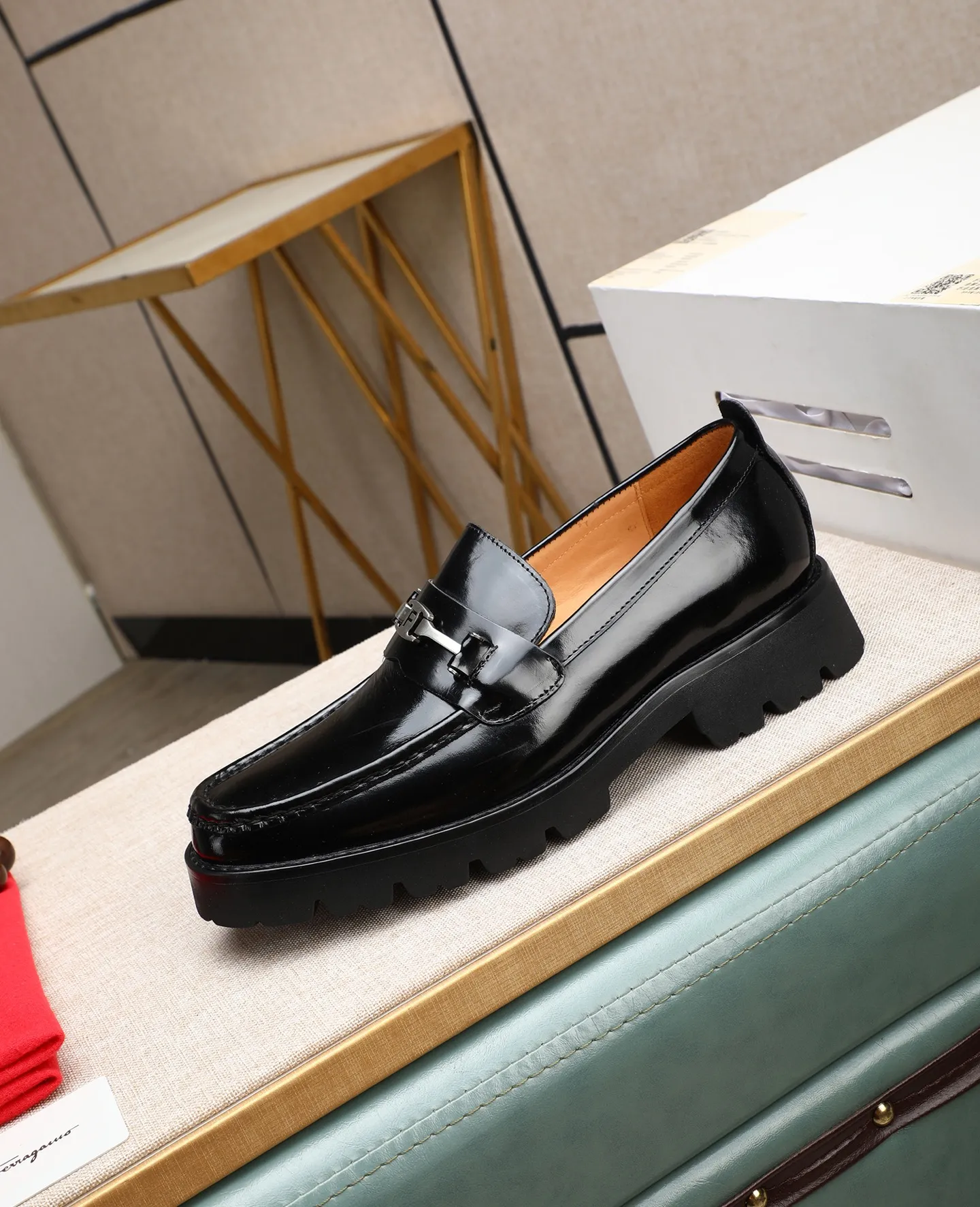 Men's shoes 💰500 📛📛(water-dyed cow lining) Salvatore Ferragamo high-end (Salvatore Ferragamo) is the top international luxury footwear brand. It comes from the fashion kingdom of Italy. It is famous all over the world for its traditional handmade design and novel styles...🚶🏻🚶🏻New suit shoes are available simultaneously at the counter. This model is purely handmade. The fabric is imported Italian calfskin➕soft water-dyed cowhide lining. Original authentic outsole🌀🌀Size: 38➖44.
